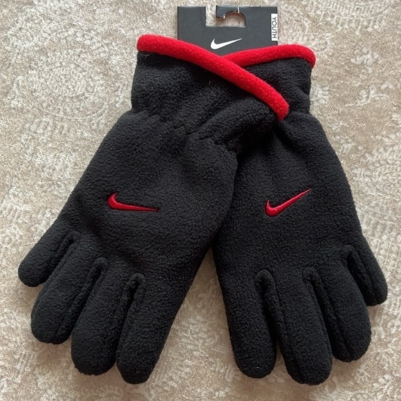 Brand New Nike Boys Black & Red Fleece Winter Gloves Sporty Embroidered Swoosh - Picture 1 of 12